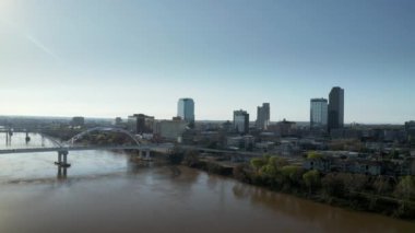 Little Rock 'ın hava görüntüsü, Arkansas Skyline. Little Rock yakınlarındaki Arkansas Nehri üzerinde insansız hava aracı görüntüsü. Yüksek kalite 4k görüntü