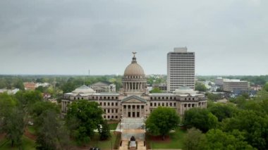 Jackson şehir merkezindeki Mississippi Capitol Binası, Hava Manzarası. Jackson 'daki İHA görüntüleri Capitol' ün etrafında dönüyor. Yüksek kalite 4k görüntü