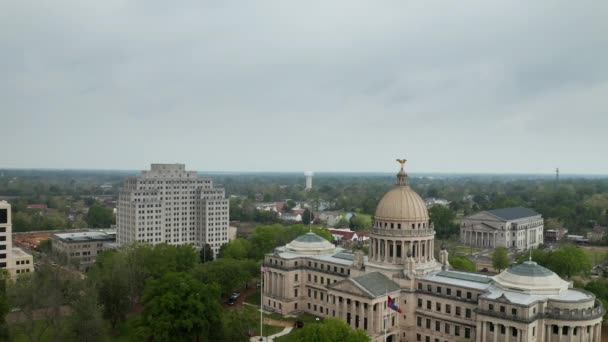 Mississippi Capitol Building Downtown Jackson Aerial View Drone Footage Circling — Stock Video