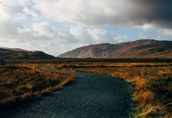 İrlanda 'daki Glenveagh Ulusal Parkı' na giden yol. Güzel manzara manzarası. Yüksek kalite fotoğraf