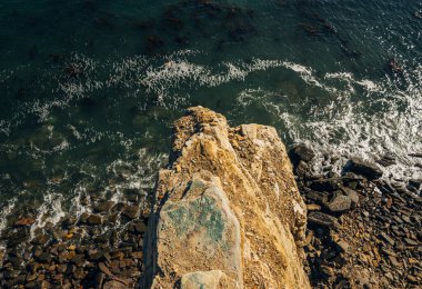 Cliff 'in üzerinden Los Angeles yakınlarındaki Pasifik Okyanusu' na bak. Yüksek kalite fotoğraf