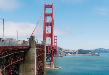 Golden Gate Köprüsünün aşağısına bak. Yüksek kalite fotoğraf