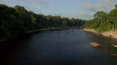 Mississippi, Jackson yakınlarındaki Pearl River 'ın hava görüntüsü. Ross Barnett Rezervuarı 'ndan Pearl River' a uçuyorum. Yüksek kalite 4k görüntü
