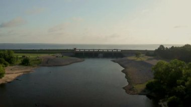 Mississippi, Jackson yakınlarındaki Pearl River 'ın havadan görünüşü. Ross Barnett Barnett Rezervuarı için bir köprüye ve baraja bakıyor. Ross Barnett Rezervuarı 'ndan Pearl River' a uçuyorum. Yüksek kalite