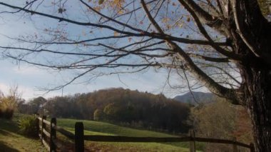 Fence Around Farm ve Rolling Hills ile Smoky Dağları 'nda Güzel Sonbahar Sabahı. Yüksek kalite 4k görüntü