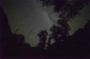 Samanyolu 'nun Büyük Kanyon' un dibinden çıkış zamanı. Yüksek kaliteli FullHD görüntüler