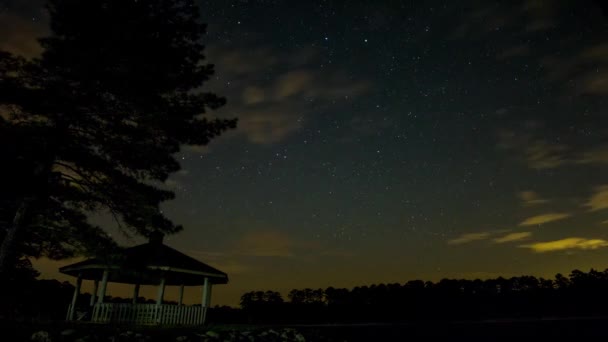 Timelapse Night Sky Chmury Nad Jeziorem Gazebo Wysokiej Jakości Materiał — Wideo stockowe