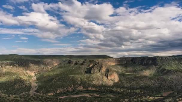 Timelapse Nubes Moviéndose Sobre Acantilados Nuevo México Imágenes Fullhd Alta — Vídeos de Stock