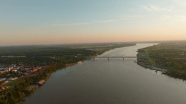 Mississippi Nehri 'nin Natchez, Mississippi' deki Sunset Looking South 'daki insansız hava aracı videosu. Yüksek kalite 4k görüntü
