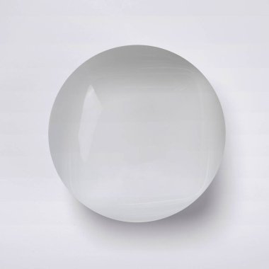 Beyaz arkaplanda izole edilmiş küçük boş beyaz tabak