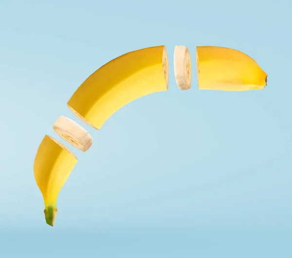 Банан Нарезанный Изолирован Светло Голубом Фоне — стоковое фото
