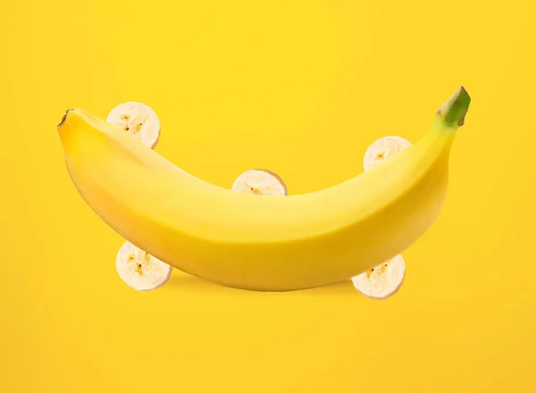 Ώριμη Μπανάνα Φέτες Μπανάνας Απομονωμένες Κίτρινο Φόντο — Φωτογραφία Αρχείου