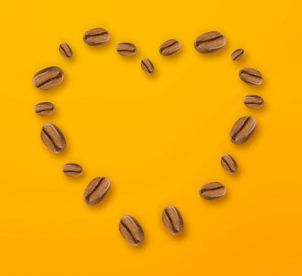 Szív Készült Kávébab Izolált Sárga Alapon — Stock Fotó