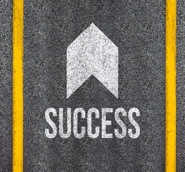 アスファルト道路上の矢印で成功単語 — ストック写真