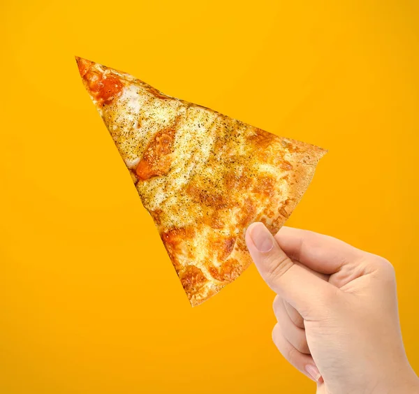 Hand Houden Van Zelfgemaakte Pizza Stuk Geïsoleerd Gele Achtergrond — Stockfoto