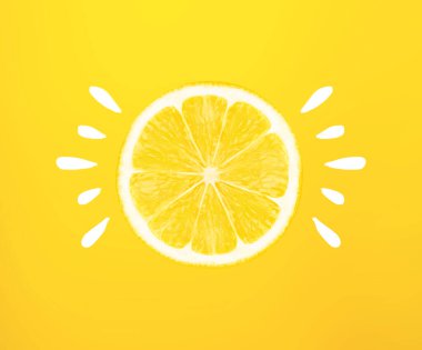Sarı arka planda el çizgileri olan limondan yapılmış güneş, yaz tatili minimum konsept.