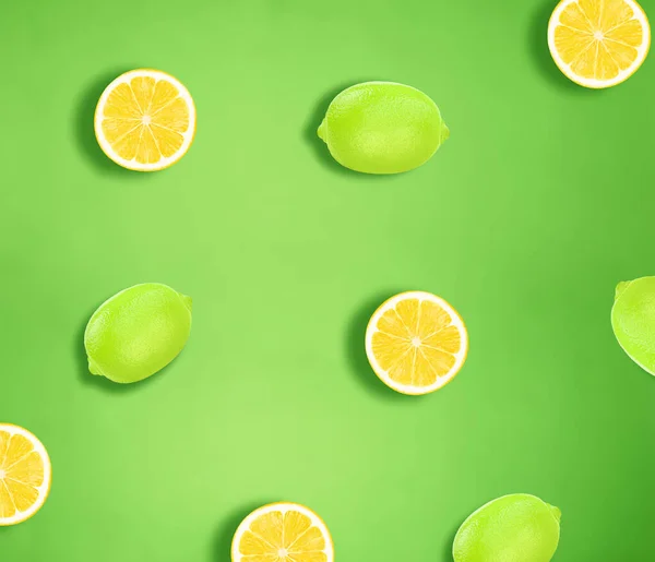Fette Limone Gialle Verdi Isolate Sfondo Verde — Foto Stock
