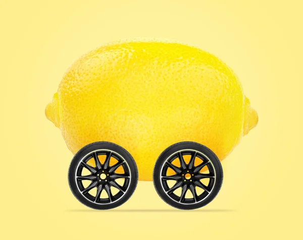 Concepto Coche Limón Limón Con Ruedas Aisladas Sobre Fondo Amarillo — Foto de Stock