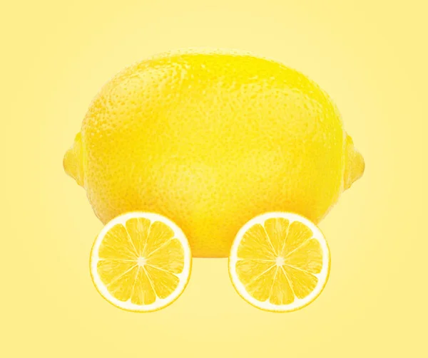 Concepto Coche Lemon Coche Con Ruedas Limón Aislado Sobre Fondo — Foto de Stock