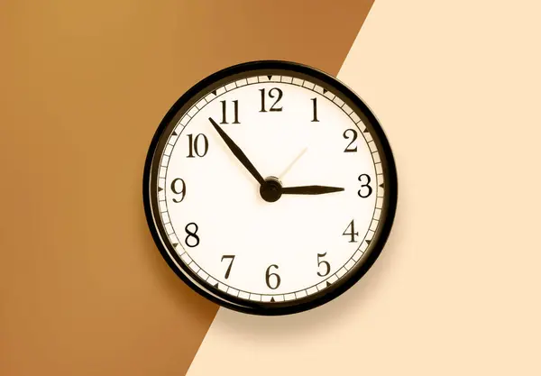Schwarze Uhr Auf Braunem Hintergrund Minimalistische Studioaufnahme — Stockfoto