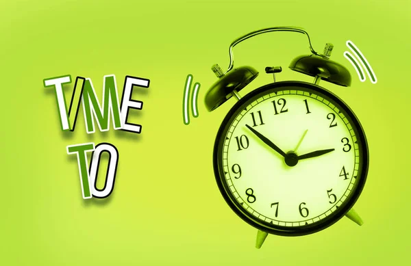 Reloj Despertador Verde Aislado Sobre Fondo Blanco Con Palabra Time — Foto de Stock
