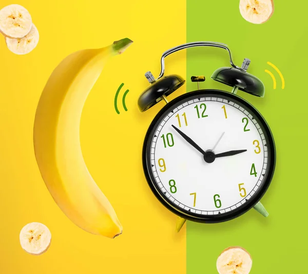 Ξυπνητήρι Κίτρινη Μπανάνα Και Φέτες Μπανάνας Κίτρινο Και Πράσινο Φόντο — Φωτογραφία Αρχείου