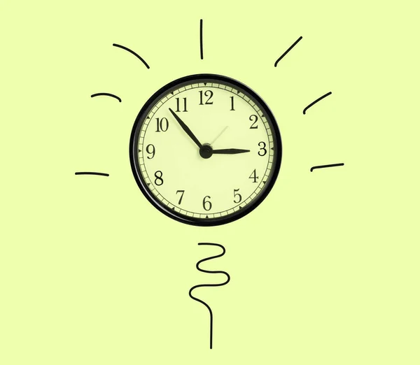 Glühbirnenkonzept Mit Uhr Auf Gelbem Hintergrund Ideenzeitkonzept — Stockfoto