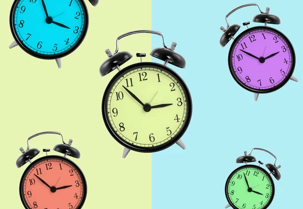 Horloges Différentes Couleurs Isolées Sur Fond Vert Bleu — Photo