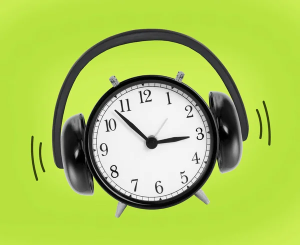 Uhr Mit Kopfhörer Herum Aus Uhrenglocken Auf Grünem Hintergrund Musikzeitkonzept — Stockfoto