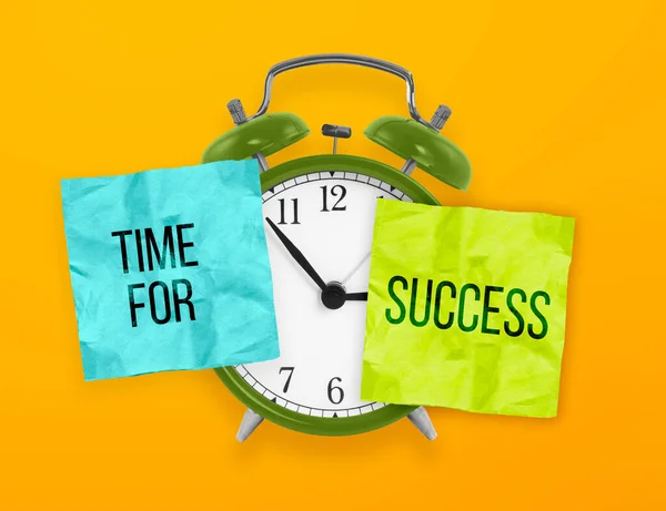 成功の概念のための時間 緑の目覚まし時計2つのステッカーの成功についてのフレーズ — ストック写真