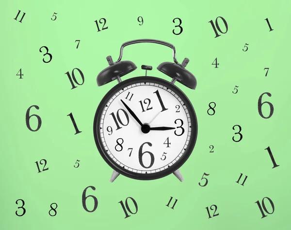 Uhr Mit Fliegenden Zahlen Auf Grünem Hintergrund Konzept Zeitvertreib — Stockfoto