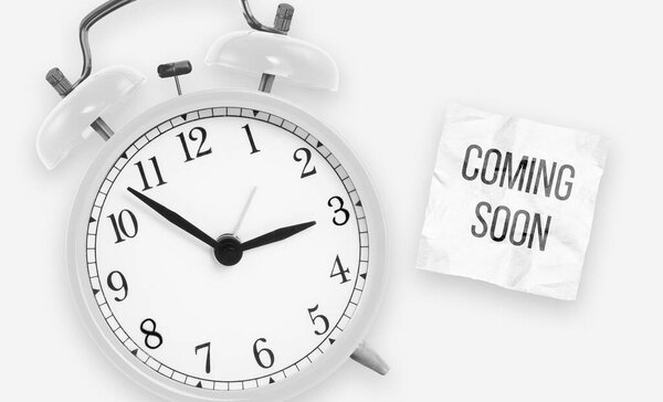 ВСТРЕЧА текст на белой бумажной наклейке с белым будильником