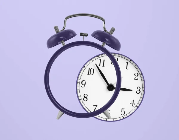 Cuerda Sacando Cara Del Reloj Del Reloj Despertador Púrpura Concepto —  Fotos de Stock