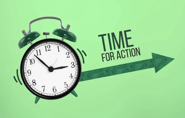 Business Concept Tiempo Acción Reloj Despertador Verde Sobre Fondo Verde — Foto de Stock