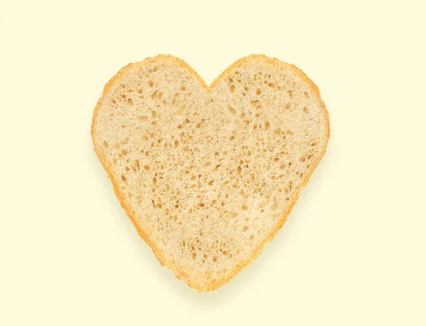 要旨創造的なハート型のカットアウトは 薄い黄色の背景に白いパンのスライスから 最小限のフラットレイアウト 食べ物の概念を — ストック写真