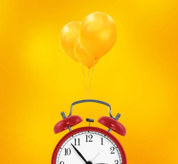 赤い目覚まし時計は三つの風船で飛ぶ 最小限の結婚式と誕生日のコンセプト — ストック写真