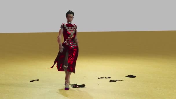 Vrouwen Met Lang Zwart Haar Draagt Ongewone Interessante Rode Jurk — Stockvideo