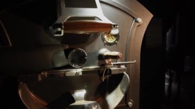 Barista kahve dükkanında sıcak kahve yapıyor. Kahve makinesinde sıcak kahve yapma süreci. iş konsepti, küçük işletme, başlangıç sektörü
