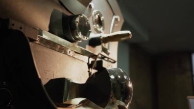 Barista kahve dükkanında sıcak kahve yapıyor. Kahve makinesinde sıcak kahve yapma süreci. iş konsepti, küçük işletme, başlangıç sektörü
