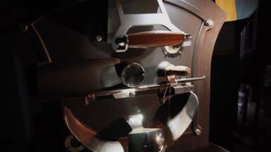Barista kahve dükkanında sıcak kahve yapıyor. Kahve makinesinde sıcak kahve yapma süreci. iş konsepti, küçük işletme, başlangıç sektörü