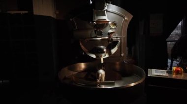 Barista kahve dükkanında sıcak kahve yapıyor. Kahve makinesinde sıcak kahve yapma süreci. iş konsepti, küçük işletme, başlangıç sektörü