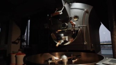 Barista kahve dükkanında sıcak kahve yapıyor. Kahve makinesinde sıcak kahve yapma süreci. iş konsepti, küçük işletme, başlangıç sektörü