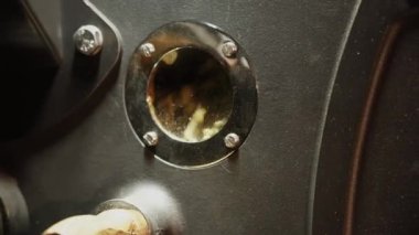 Barista kahve dükkanında sıcak kahve yapıyor. Kahve makinesinde sıcak kahve yapma süreci. iş konsepti, küçük işletme, başlangıç sektörü