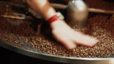 Barista kahve dükkanında sıcak kahve yapıyor. Kahve makinesinde sıcak kahve yapma süreci. iş konsepti, küçük işletme, başlangıç sektörü