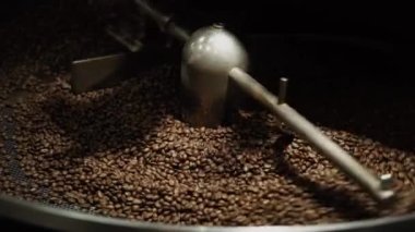 Barista kahve dükkanında sıcak kahve yapıyor. Kahve makinesinde sıcak kahve yapma süreci. iş konsepti, küçük işletme, başlangıç sektörü