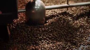 Barista kahve dükkanında sıcak kahve yapıyor. Kahve makinesinde sıcak kahve yapma süreci. iş konsepti, küçük işletme, başlangıç sektörü