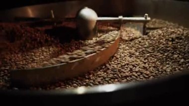 Barista kahve dükkanında sıcak kahve yapıyor. Kahve makinesinde sıcak kahve yapma süreci. iş konsepti, küçük işletme, başlangıç sektörü