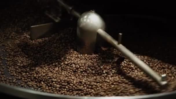 바리스타 가커피숍에서 뜨거운 커피를 만들고 있어요 머신에서 뜨거운 커피를 만드는 — 비디오