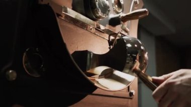 Barista kahve dükkanında sıcak kahve yapıyor. Kahve makinesinde sıcak kahve yapma süreci. iş konsepti, küçük işletme, başlangıç sektörü