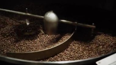 Barista kahve dükkanında sıcak kahve yapıyor. Kahve makinesinde sıcak kahve yapma süreci. iş konsepti, küçük işletme, başlangıç sektörü